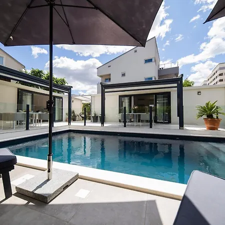 扎达尔第一公寓 *