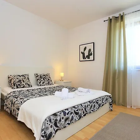 扎达尔第一公寓 公寓 扎达尔