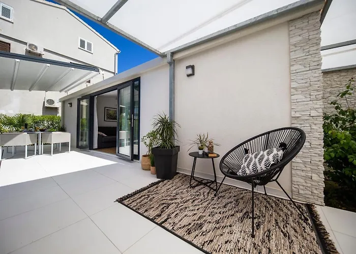 Διαμέρισμα First