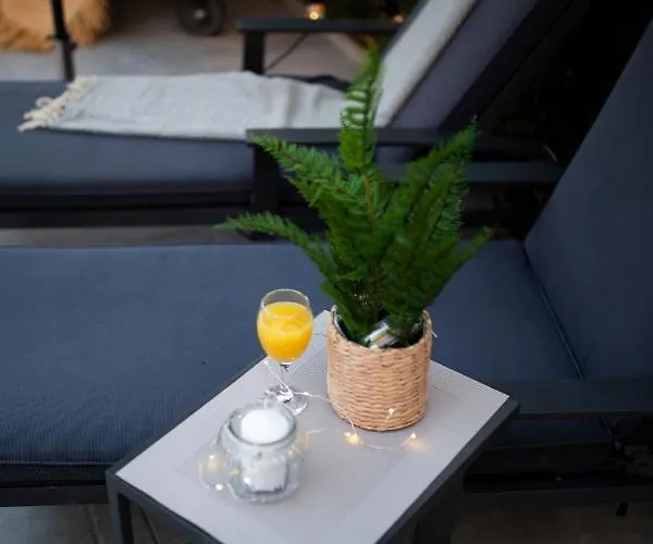 Διαμέρισμα First *