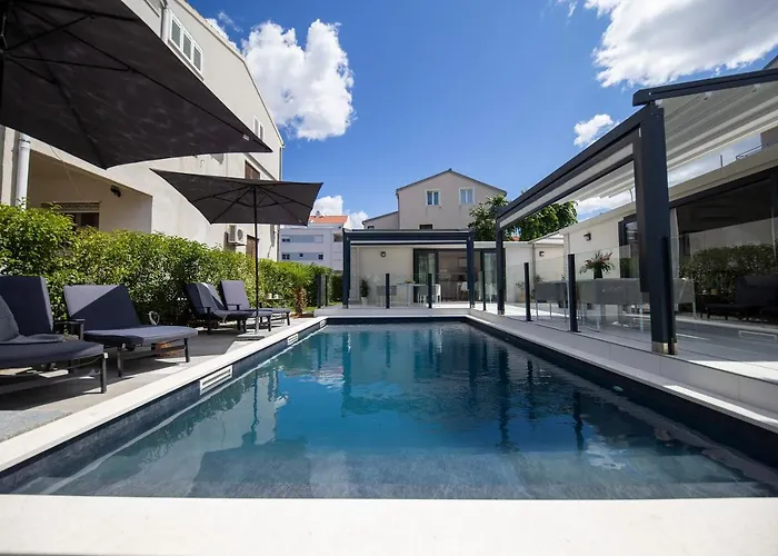 First * Ζαντάρ