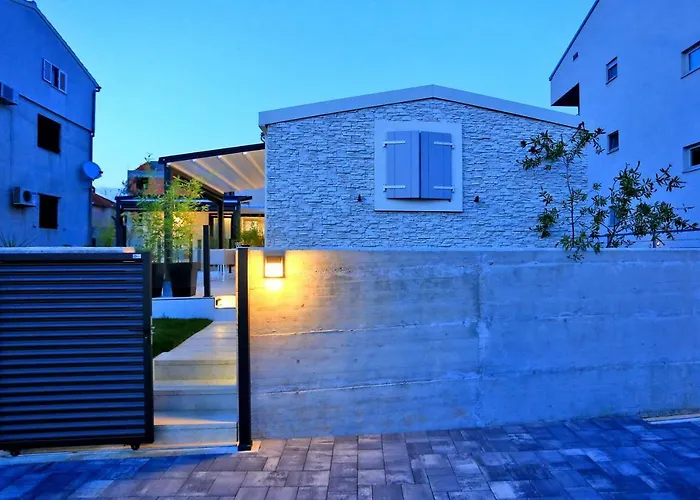 First * Ζαντάρ